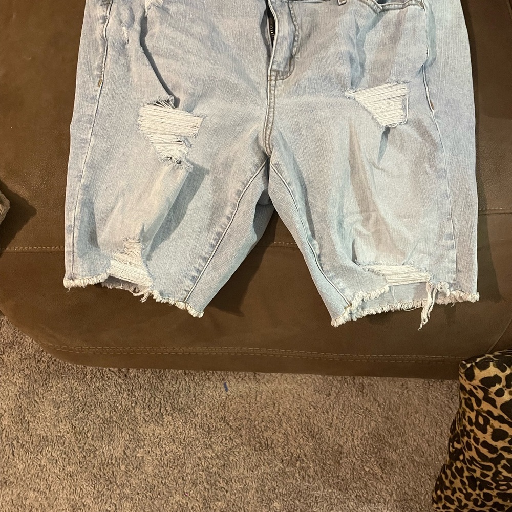 New Torrid’s distressed shorts sz 16 - Picture 3 of 5